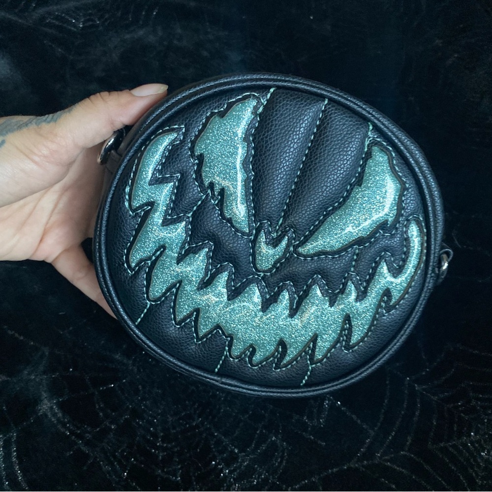 Love pain and stitches mini kult